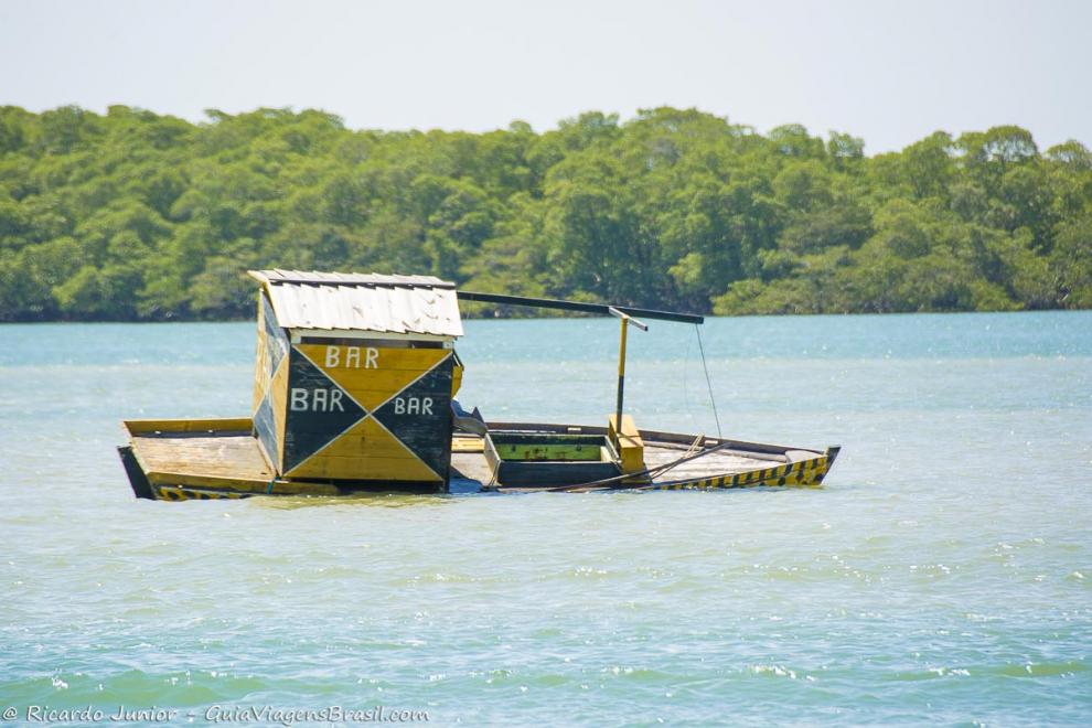 Imagem do barco bar no mar da Praia Boca da Barra na Ilha de Boipeba.